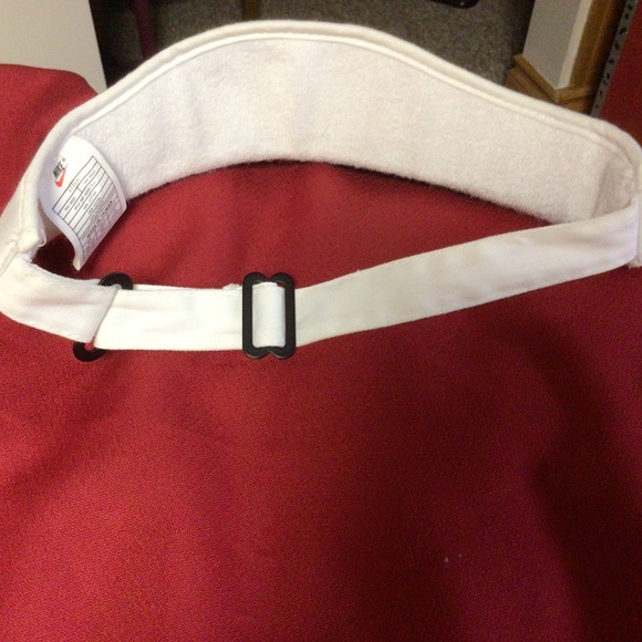 Woman’s NIKE golf visor - Picture 2 of 2